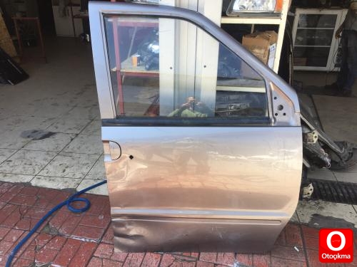 Nissan vanetta sağ ön kapı camı ve fitili üzerinde
