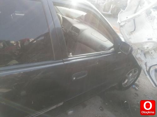97-2001 MODEL TOYOTA COROLLA ÇIKMA KAPI CAMI MEVCUTTUR