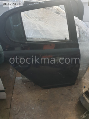 Yaris sağ arka kapı