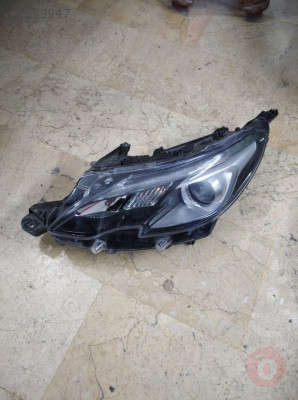 Peugeot  2008 sol ön far çıkma