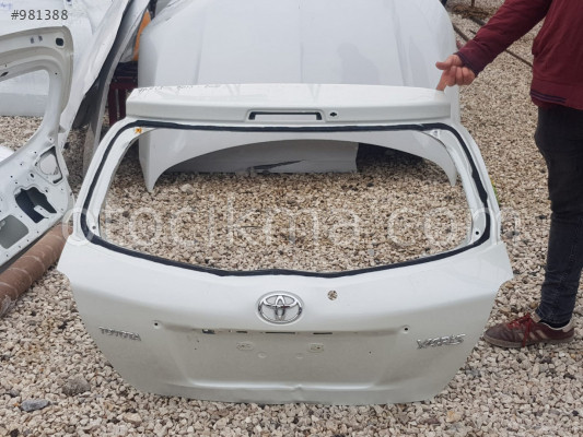 Toyota yaris arka bagaj kapagı