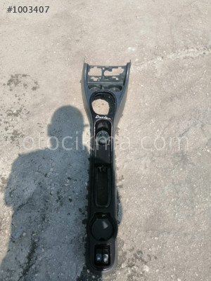 DACİA DUSTER ORTA KONSOL ÇIKMA PARÇA