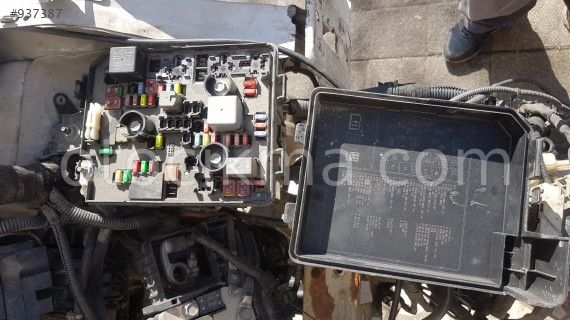 opel corsa e 1.4 motor içi sigorta kutusu ve orjinal tüm çık
