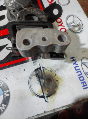 Corolla  sağ motor kulağı