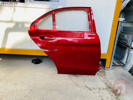 Mercedes c.serisi w205 sag arka kapı kırmızı renk