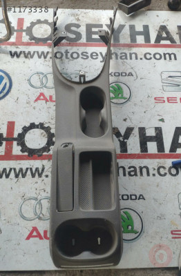 2K0863241C 2K0863331 vw caddy 2009 orta konsol