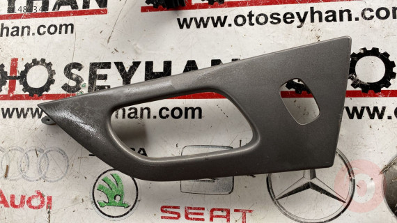 9646929877 peugeot 407 sağ arka kapı iç açma kolu çerçevesi