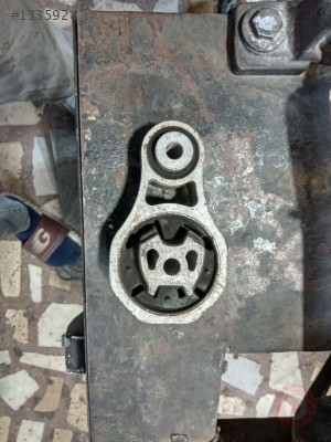 FORD COURİER ŞANZIMAN ALT KULAĞI BRAKETİ İLE BERABER ÇIKMA