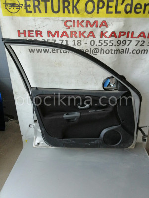 Toyota Avensis sağ ön kapı
