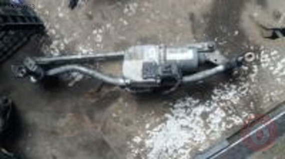 Audi A4 Ön silecek motoru çıkma