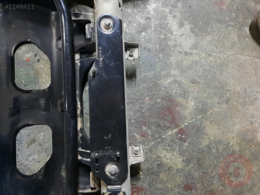 MERCEDES A2045040640 W212 E SERİSİ RADYATÖR ALT TUTUCU