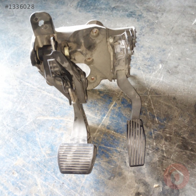 Fiat EGEA CİKMA gaz pedalı otamatik 52025707