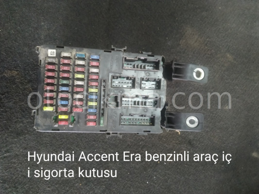 Accent Era benzinli araç içi sigorta kutusu mevcuttur.