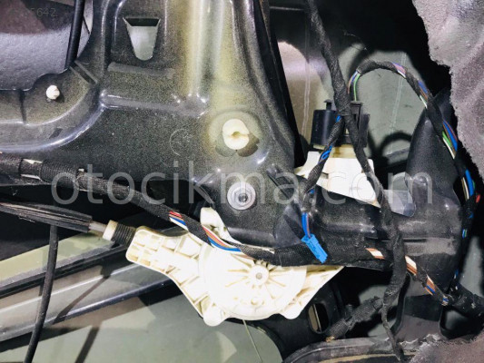 BMW 3 SERİSİ E90 KASA SOL ÖN CAM KALDIRMA MOTORU SÖKME 06-10
