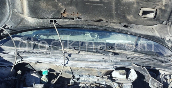 2005 VOLVO V50 ORİJİNAL ÖN CAM IZGARASI.
