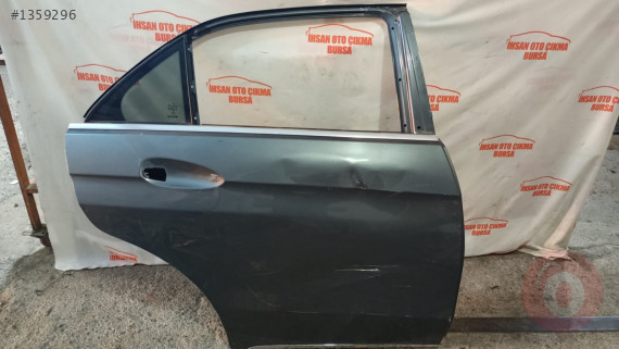 Mercedes w212 sağ arka kapı orijinal çıkma az hasarlı