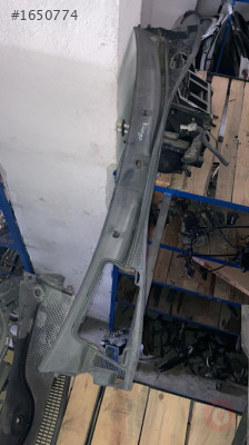 Renault Kangoo ön cam ızgarası