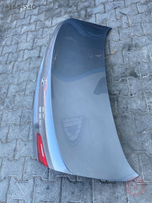 BMW F10 ÇIKMA METALİK GRİ BAGAJ KAPAĞI A52
