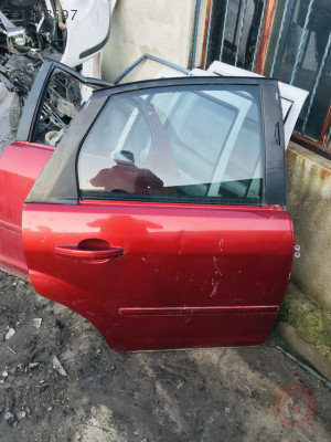 Fokus sağ arka kapı