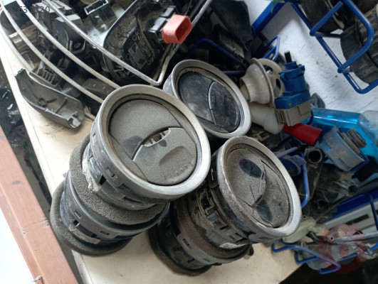 FORD FİESTA ORTA ÜFLEME IZGARASI