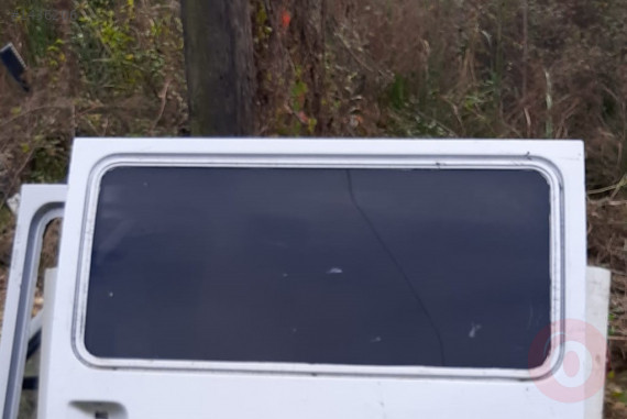 mazda e2200 çıkma sol sürgü kapı camı