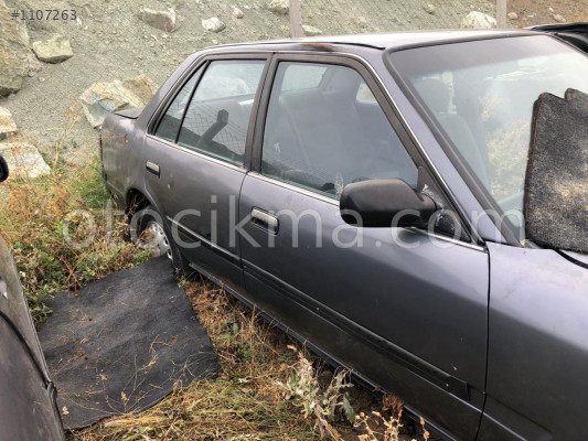 TOYOTA CORONA SAĞ ÖN KAPI