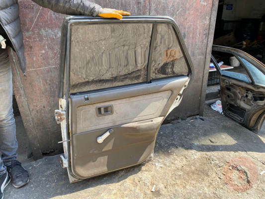 SUZUKİ SWİFT SAĞ ARKA KAPI CAM KRİKOSU 1990-1995 MODEL
