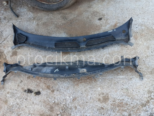 FORD FİESTA 2012 ÖN CAM IZGARASI
