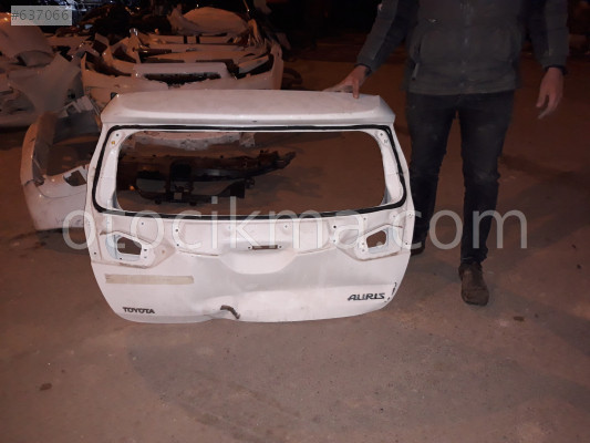 Toyota auris arka bagaj kapagı