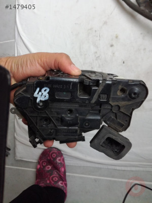 Volkswagen polo arka sol kapı kilidi.