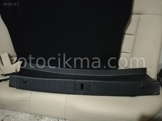 Mercedes W212 2016-E Kilit karşılık plastiği orjinal çıkma