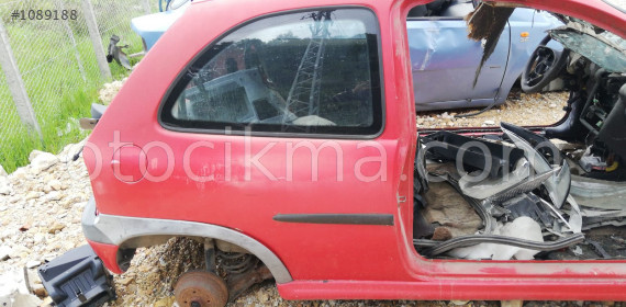 opel corsa b tek kapı kesme sağ arka çamurluk .OTO ERKAN