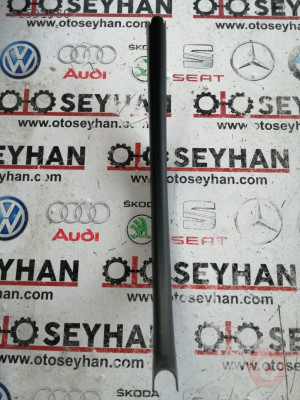 8V5827207 audi a3 2020 bağaj menteşesi kaplaması sağ