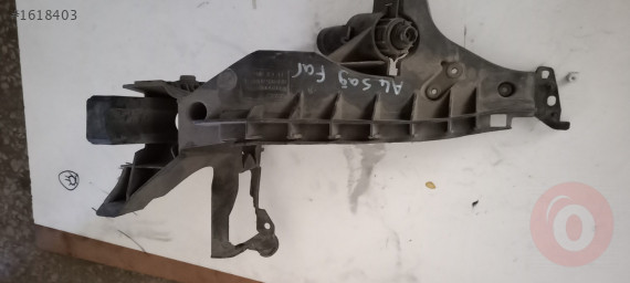 8K0805608 - Audi A4 Sağ Far Braketi Orjinal Çıkma