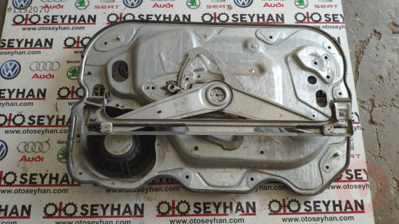 4M51-A045H17 ford focus ön sol kapı panosu cam krikosu