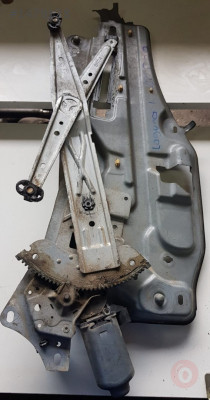 RENAULT LAGUNA 1 ÖN SAĞ CAM Motoru krikosu