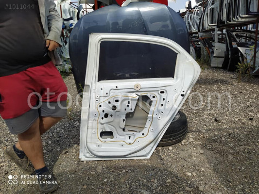 Peugeot 301 2014 model sağ arka kapı orjinal servis iadesi