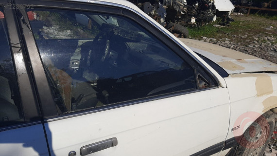 mazda 323 sedan çıkma sağ ön kapı camı