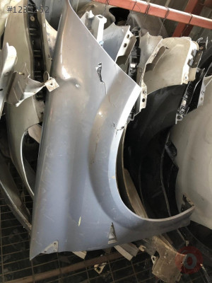 RENAULT MEGANE 2 SAĞ ÇAMURLUK ORJİNAL PARÇALAR.