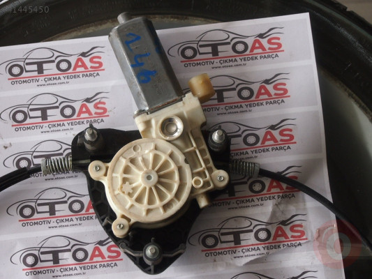 RENAULT CLİO 2 SAĞ ÖN CAM KRİKOSU 8200169095