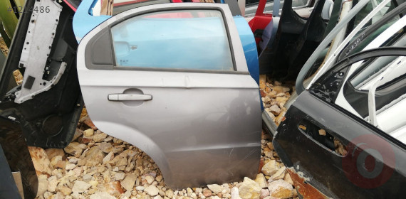 chevrolet aveo sedan çıkma sağ arka kapı dolu.Oto Erkan Ünye