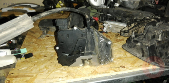 opel corsa d kasa çıkma sol ön kapı kilidi.