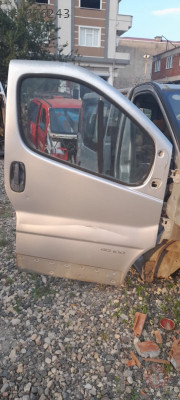 RENAULT TRAFİC SAĞ ÖN KAPI