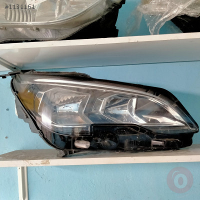 Peugeot 3008 SUV ön sağ far
