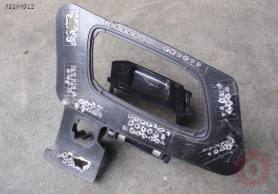AUDİ A5 12-16 SAĞ FAR YIKAMA KAPAĞI BRAKETİ 8T0807788C