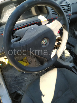 Alfa Romeo 145 sürücü tarafı airbag mevcuttur.