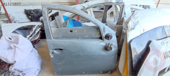 Dacia Duster sağ ön kapı orjinal cikma