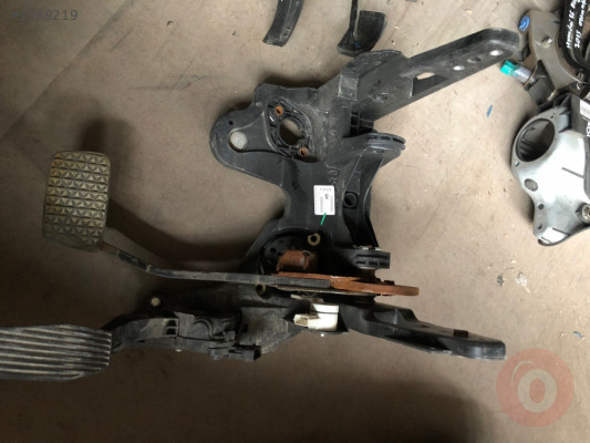 Astra j gaz pedalı yuvası