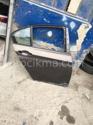 2015 model  passat  sağ arka kapı siyah