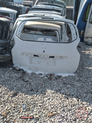 Dacia duster çıkma bagaj kapağı az hasarlı